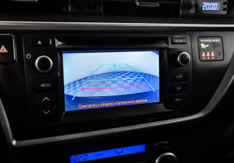 Подержанный автомобиль Toyota Auris Hatchback 2014 года (14 фото)