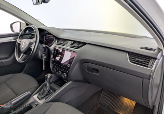Подержанный автомобиль Skoda Octavia Liftback 2019 года (11 фото)