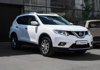 Подержанный автомобиль Nissan X-Trail 2015 года (3 фото)