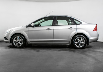 Подержанный автомобиль Ford Focus Sedan 2010 года (10 фото)