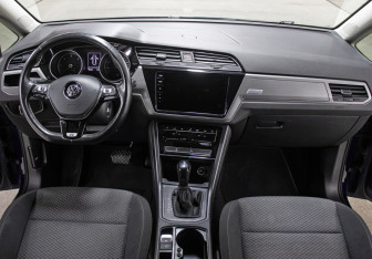 Подержанный автомобиль Volkswagen Touran 2019 года (15 фото)