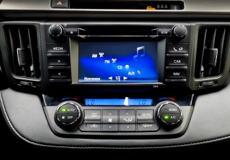 Подержанный автомобиль Toyota RAV4 2015 года (15 фото)