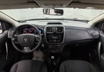 Подержанный автомобиль Renault Sandero 2016 года (11 фото)