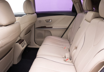 Подержанный автомобиль Toyota Venza 2013 года (11 фото)