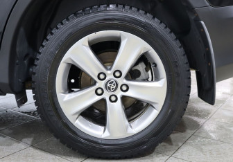 Подержанный автомобиль Toyota RAV4 2015 года (9 фото)
