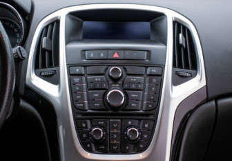 Подержанный автомобиль Opel Astra Hatchback 2013 года (14 фото)