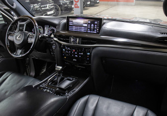 Подержанный автомобиль Lexus LX 2017 года (11 фото)