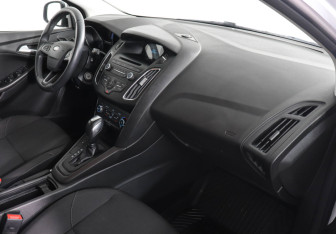 Подержанный автомобиль Ford Focus Hatchback 2018 года (10 фото)
