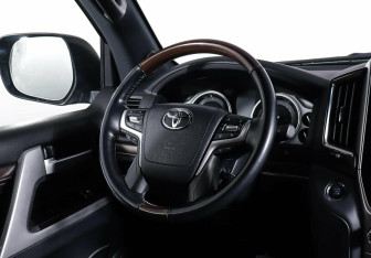 Подержанный автомобиль Toyota Land Cruiser Suv 2019 года (12 фото)