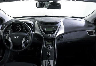 Подержанный автомобиль Hyundai Elantra Sedan 2012 года (10 фото)