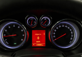 Подержанный автомобиль Opel Astra Hatchback 2012 года (13 фото)