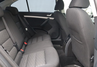 Подержанный автомобиль Skoda Octavia Liftback 2010 года (17 фото)