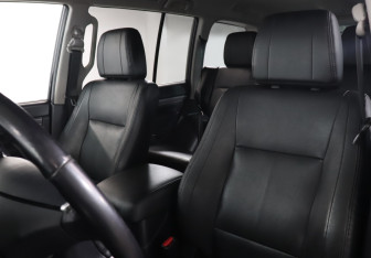 Подержанный автомобиль Mitsubishi Pajero 2012 года (17 фото)