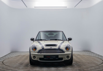 Подержанный автомобиль MINI Hatch 2009 года (2 фото)