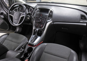 Подержанный автомобиль Opel Astra Hatchback 2011 года (11 фото)