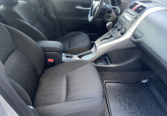 Подержанный автомобиль Toyota Auris Hatchback 2010 года (9 фото)