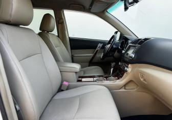 Подержанный автомобиль Toyota Highlander 2012 года (10 фото)