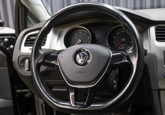 Подержанный автомобиль Volkswagen Golf Hatchback 2016 года (17 фото)