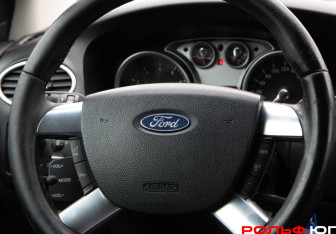 Подержанный автомобиль Ford Focus Hatchback 2008 года (12 фото)