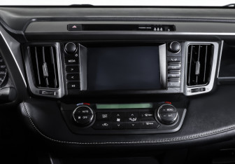 Подержанный автомобиль Toyota RAV4 2017 года (13 фото)