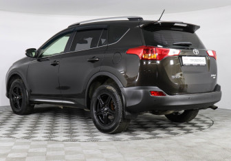 Подержанный автомобиль Toyota RAV4 2014 года (7 фото)