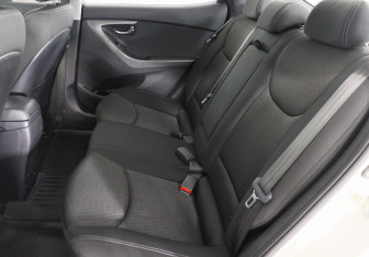 Подержанный автомобиль Hyundai Elantra Sedan 2012 года (7 фото)