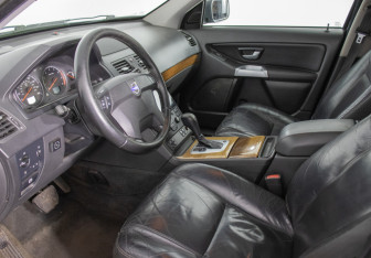 Подержанный автомобиль Volvo XC90 2005 года (10 фото)