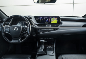 Подержанный автомобиль Lexus ES 2018 года (15 фото)