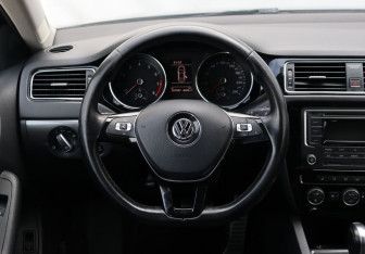 Подержанный автомобиль Volkswagen Jetta Sedan 2016 года (14 фото)