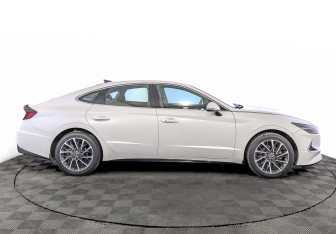Подержанный автомобиль Hyundai Sonata 2022 года (4 фото)
