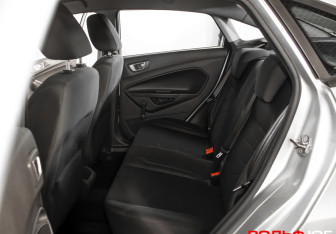 Подержанный автомобиль Ford Fiesta Sedan 2015 года (10 фото)