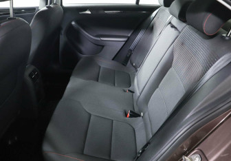 Подержанный автомобиль Volkswagen Jetta Sedan 2018 года (10 фото)