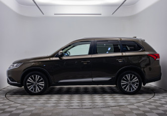 Подержанный автомобиль Mitsubishi Outlander 2019 года (8 фото)
