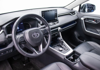 Подержанный автомобиль Toyota RAV4 2020 года (9 фото)