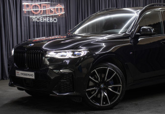 Подержанный автомобиль BMW X7 2021 года (30 фото)