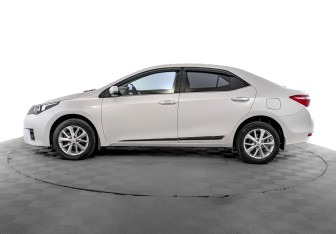 Подержанный автомобиль Toyota Corolla Sedan 2013 года (8 фото)