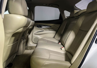 Подержанный автомобиль Infiniti Q70 2015 года (10 фото)