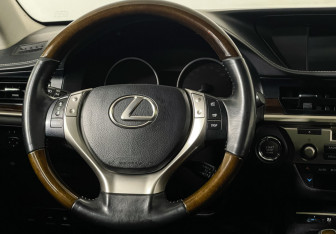 Подержанный автомобиль Lexus ES 2014 года (12 фото)