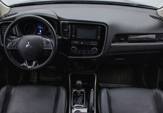 Подержанный автомобиль Mitsubishi Outlander 2017 года (13 фото)