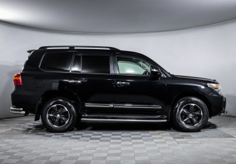 Подержанный автомобиль Toyota Land Cruiser Suv 2014 года (4 фото)