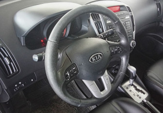 Подержанный автомобиль Kia Ceed Hatchback 2010 года (12 фото)