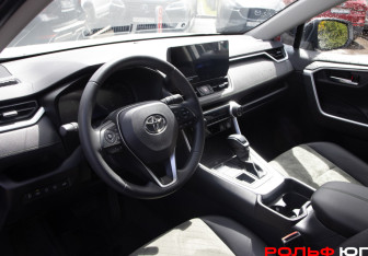 Подержанный автомобиль Toyota RAV4 2024 года (10 фото)