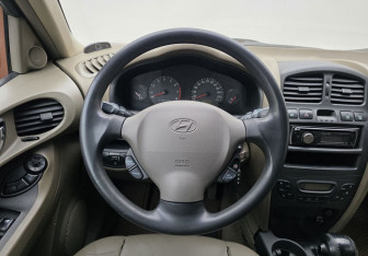 Подержанный автомобиль Hyundai Santa Fe 2003 года (12 фото)