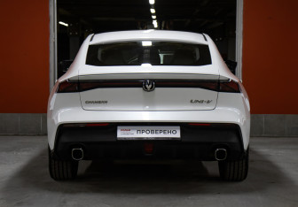 Подержанный автомобиль Changan UNI-V 2024 года (6 фото)