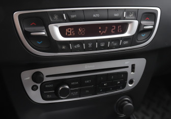 Подержанный автомобиль Renault Fluence 2014 года (16 фото)