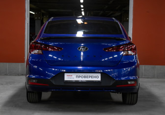 Подержанный автомобиль Hyundai Elantra Sedan 2019 года (6 фото)