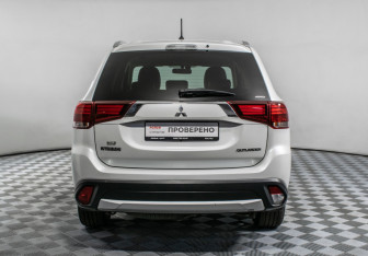 Подержанный автомобиль Mitsubishi Outlander 2015 года (6 фото)