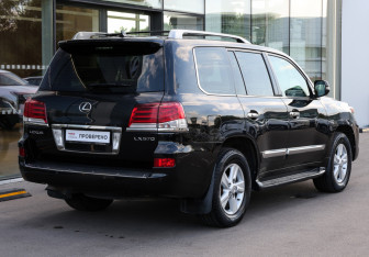 Подержанный автомобиль Lexus LX 2013 года (5 фото)