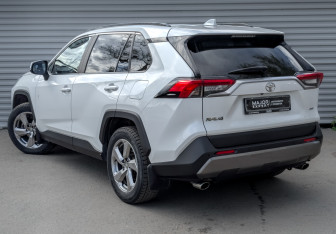 Подержанный автомобиль Toyota RAV4 2019 года (7 фото)