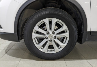 Подержанный автомобиль Nissan X-Trail 2015 года (17 фото)